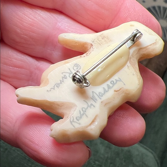 Ralph Massey Rabbit Brooch Resin Netsuke Reproduction Raven - Picture 4 of 4